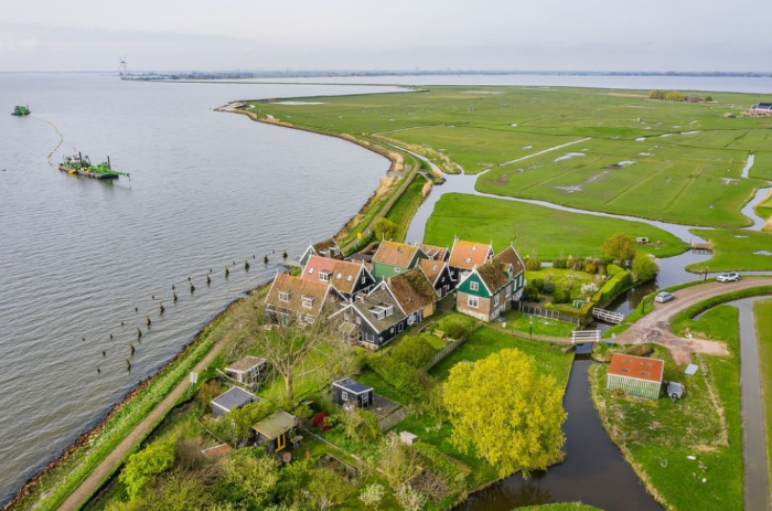 Monumentale ijsbrekers bij Marken tijdelijk ’geamputeerd’; de ’twaalf apostelen’ keren in 2027 terug naar de Rozewerf